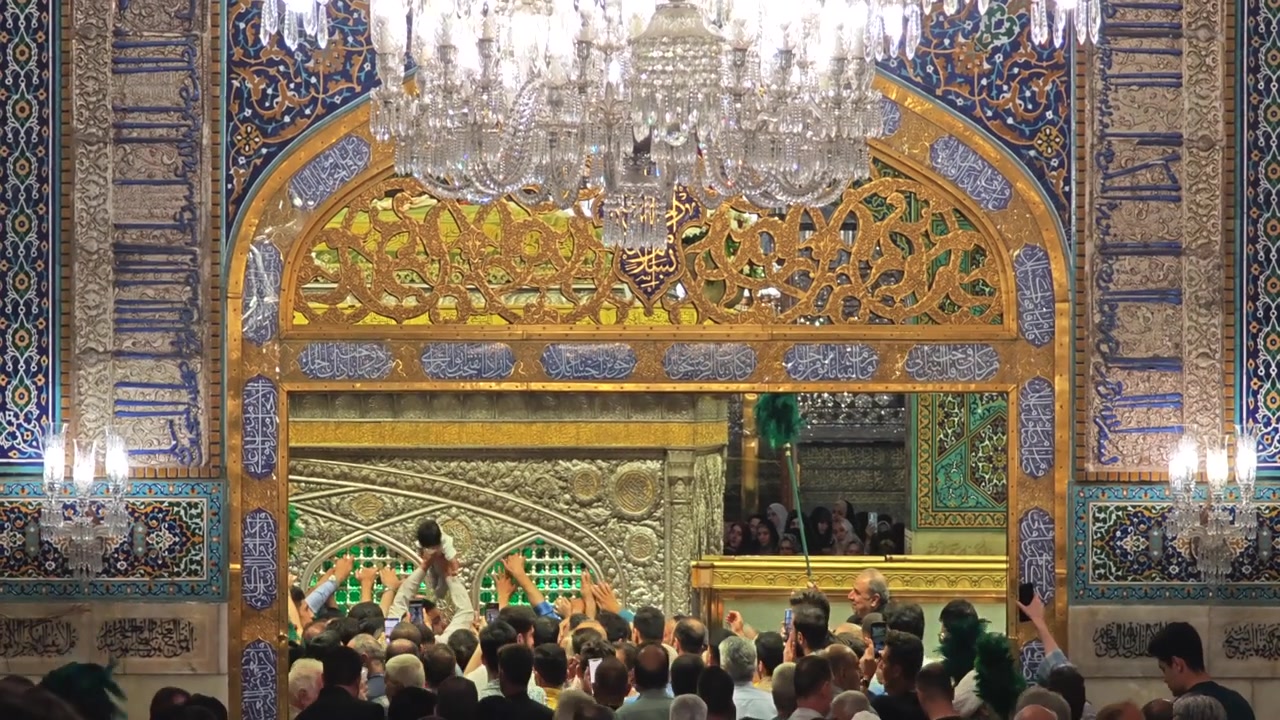 Skare af pilgrimme, der beder ved en gylden islamisk helligdom