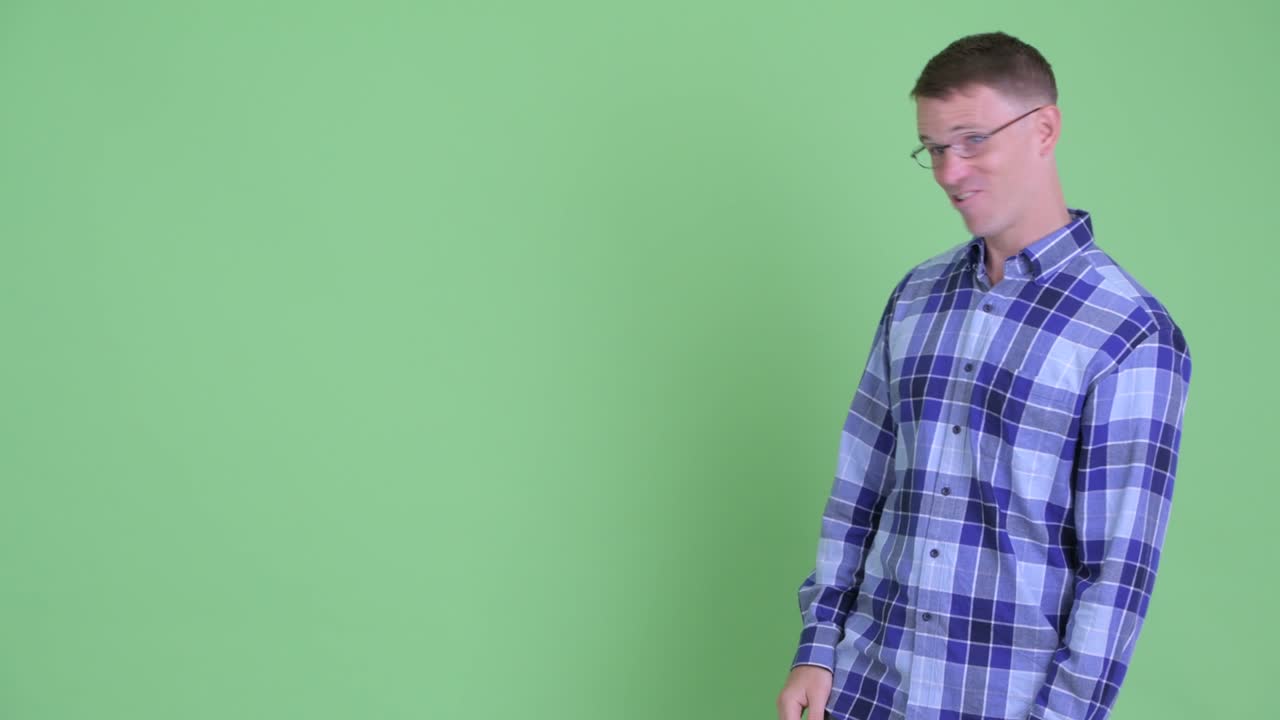 retrato de un hombre hipster con gafas