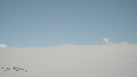 toma estática de dunas de arena con cielo despejado.