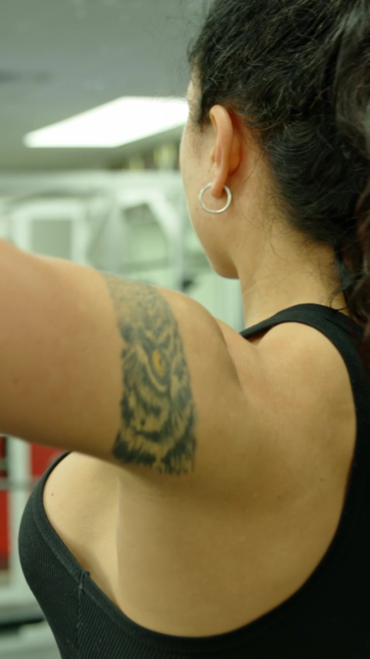Mulher praticando esportes e treinamento físico. Conceito de lazer