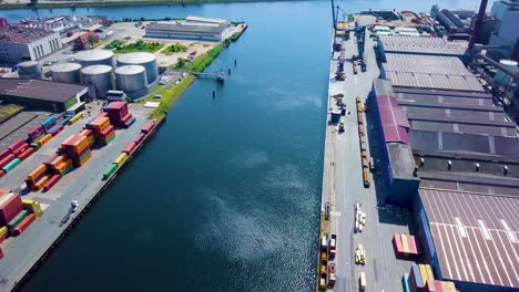 Bunte-Container-Und-Lagerhallen-Im-Bremer-Hafen-In-Deutschland