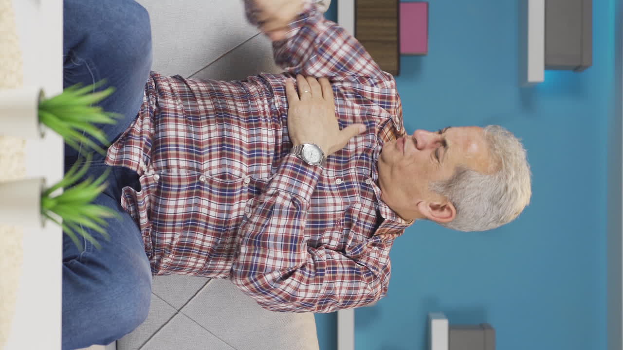 Vertikal video på en svettig, illaluktande man.