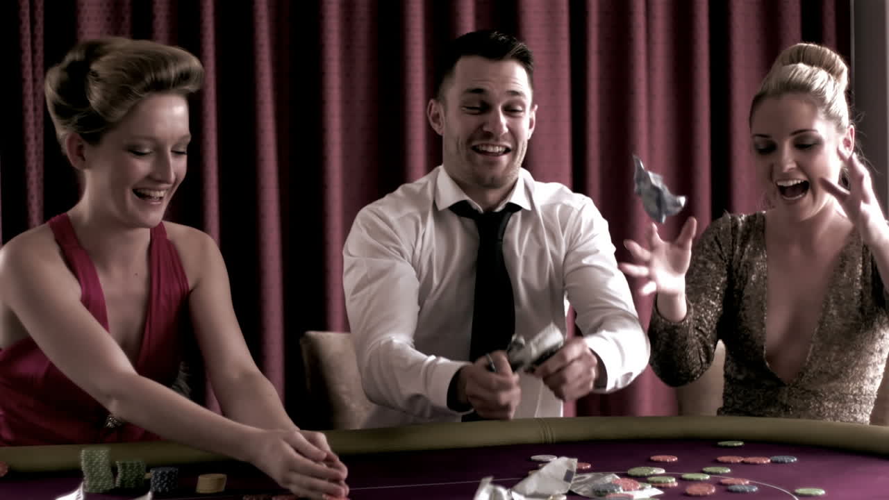 jugadores de póquer entusiastas lanzando en el aire algunas fichas