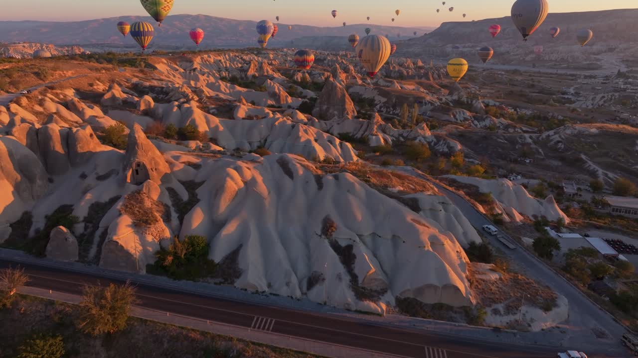 Vista aerea di mongolfiere sulla valle della Cappadocia alle prime luci dell'alba.