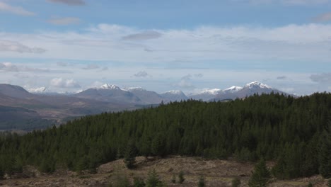 Langsame-Schwenkaufnahme-Von-Schneebedeckten-Munros-Nebeneinander-Im-Schottischen-Hochland