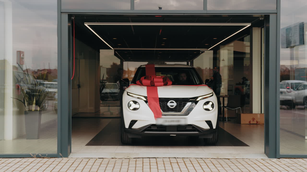 entrega de regalos de coches nuevos en el concesionario
