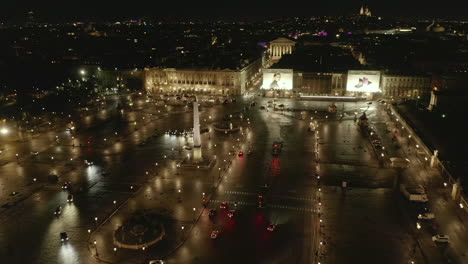 Statische-Aufnahme-Des-Place-De-La-Concorde-Bei-Nacht.-Fahrzeuge,-Die-Beleuchteten-Platz-Passieren.-Großwerbung-An-Historischen-Gebäuden.-Paris,-Frankreich