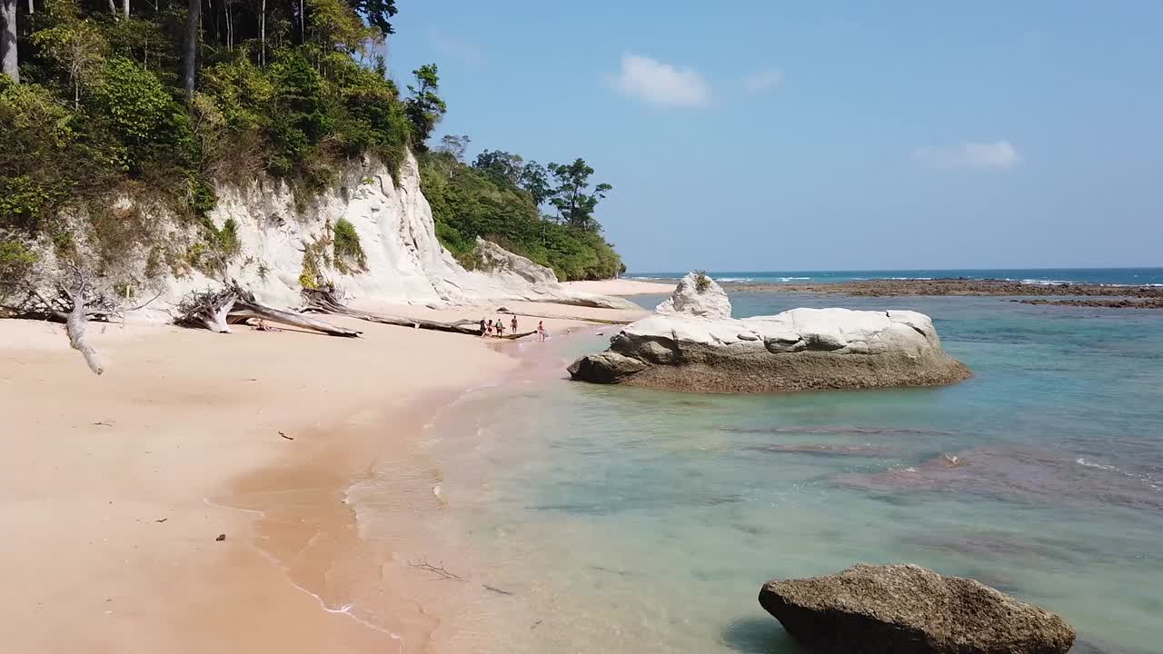 한 무리의 관광객들이 인도의 외딴 안다만 섬에서 멀리 떨어진 외딴 해변을 탐험한다