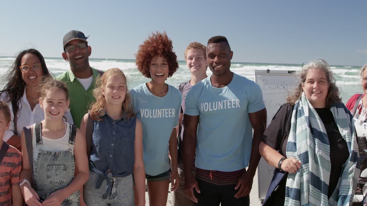 voluntarios de pie juntos en la playa bajo el sol 4k