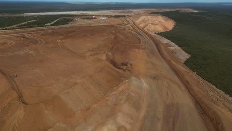 Camión-Y-Excavadora-Trabajando-En-Una-Mina-De-Níquel-Abierta,-Australia-Occidental