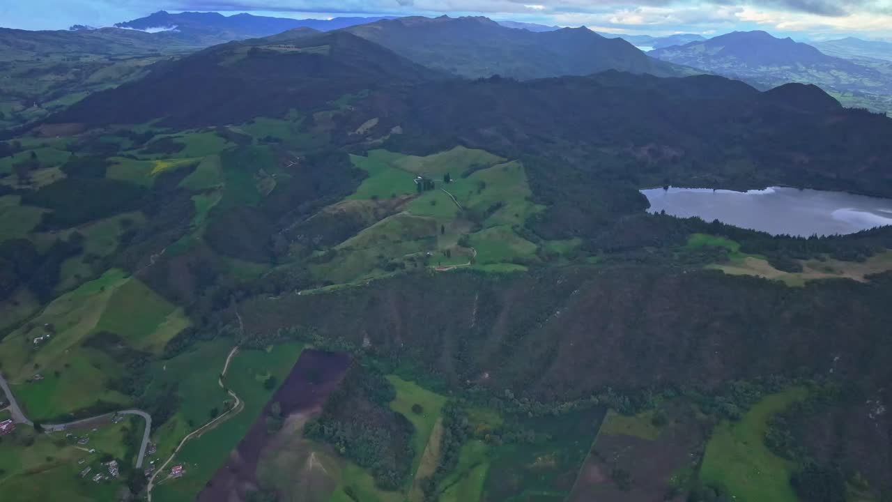 Drone ad alta quota avanza verso il lago Pantano Redondo tra le colline andine
