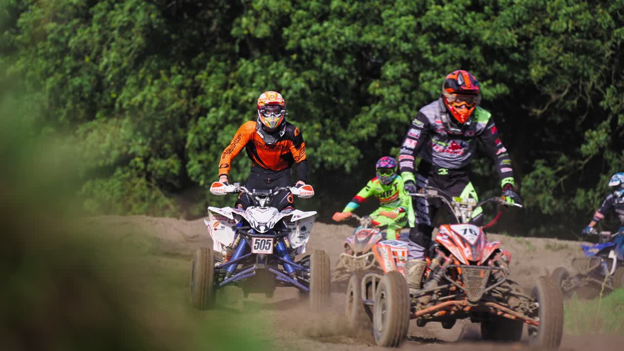 시네마틱 쿼드 바이크 레이스