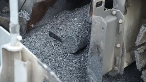 proceso de asfaltado de la infraestructura de construcción de carreteras extendiendo, comprimiendo, compactando, nivelando y suavizando la superficie de la carretera de asfalto utilizando un acabador de pavimento de asfalto de tolva