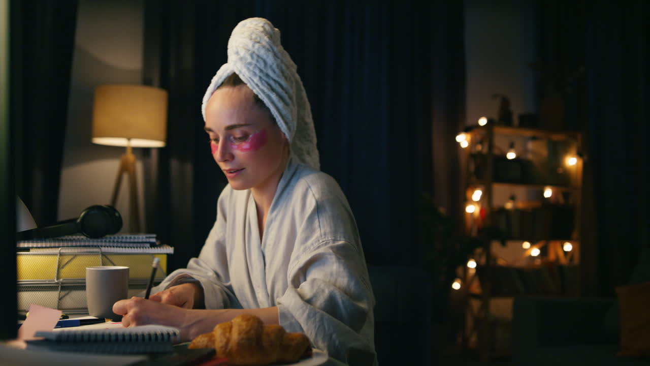 mujer positiva bailando en casa en el lugar de trabajo de cerca. mujer sonriente cantando tomando notas