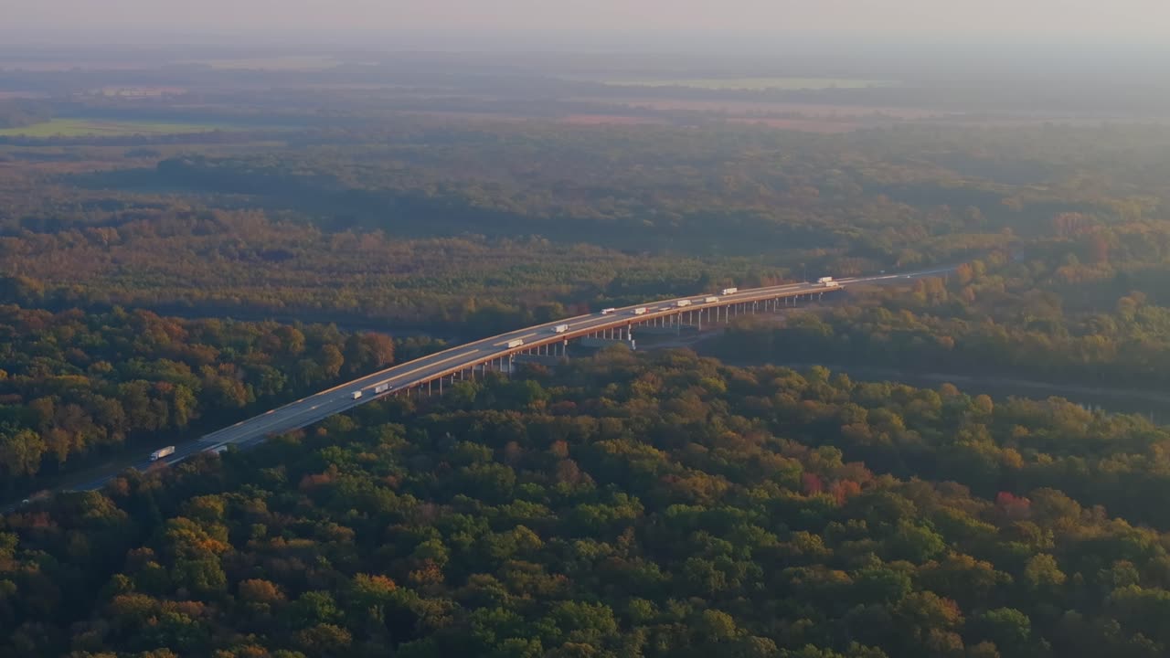 Jalan raya antarnegara Arkansas yang tenang di atas hutan lebat dalam cahaya pagi yang lembut