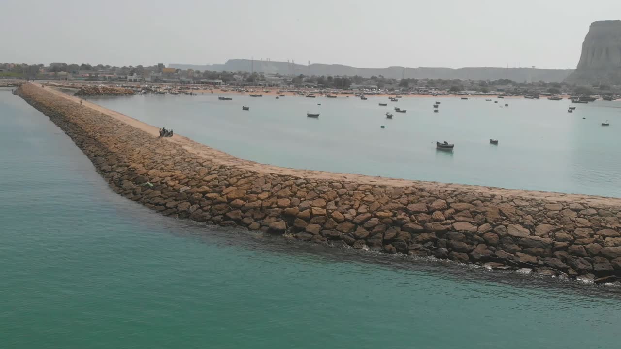 toma aérea de un dron giratorio del camino entre el agua
