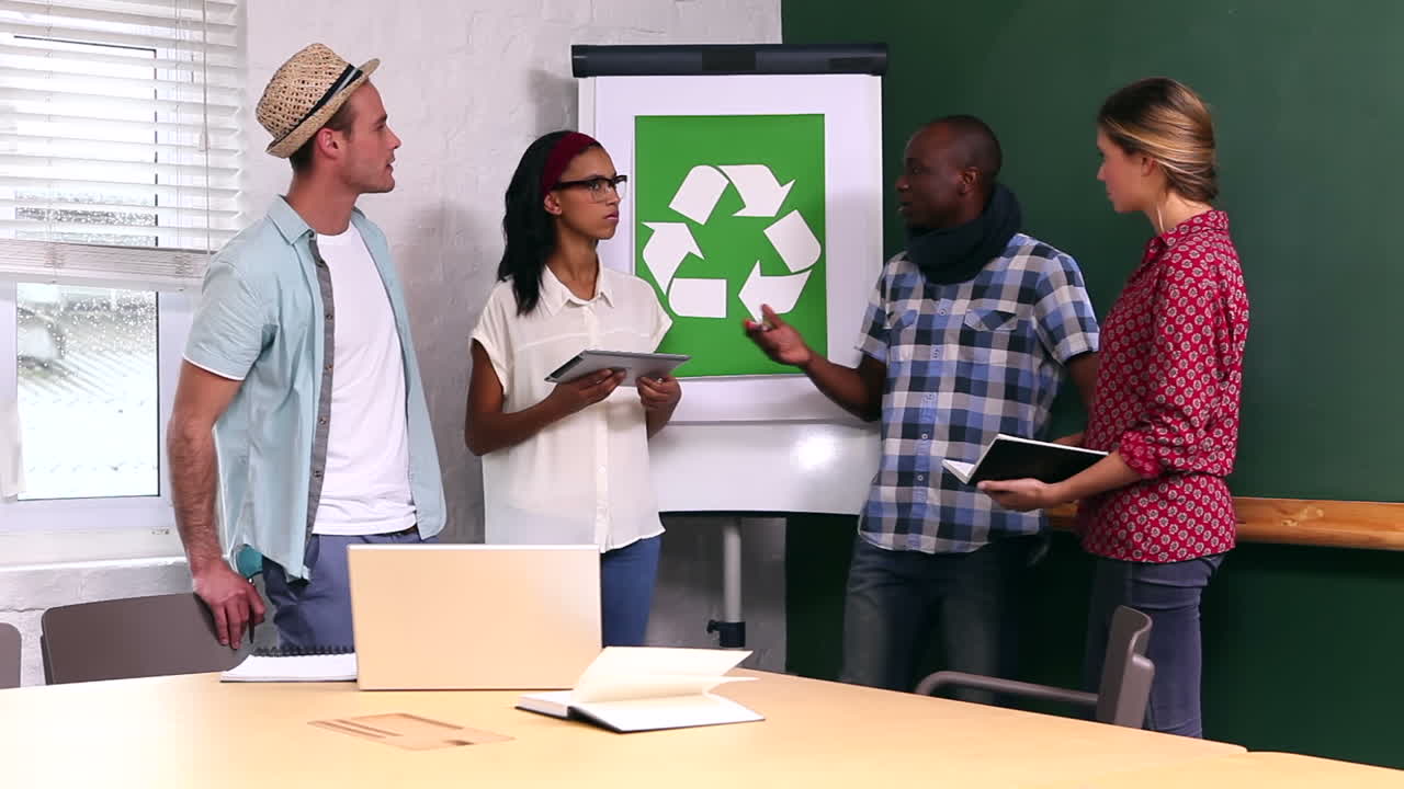 equipo de negocios creativos teniendo una reunión