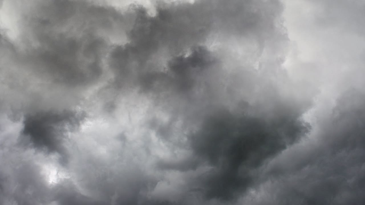 어두운 구름 폭풍 속의 4k 번개