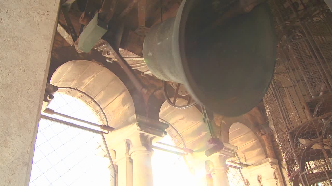 las campanas de las iglesias resuenan por toda la tierra