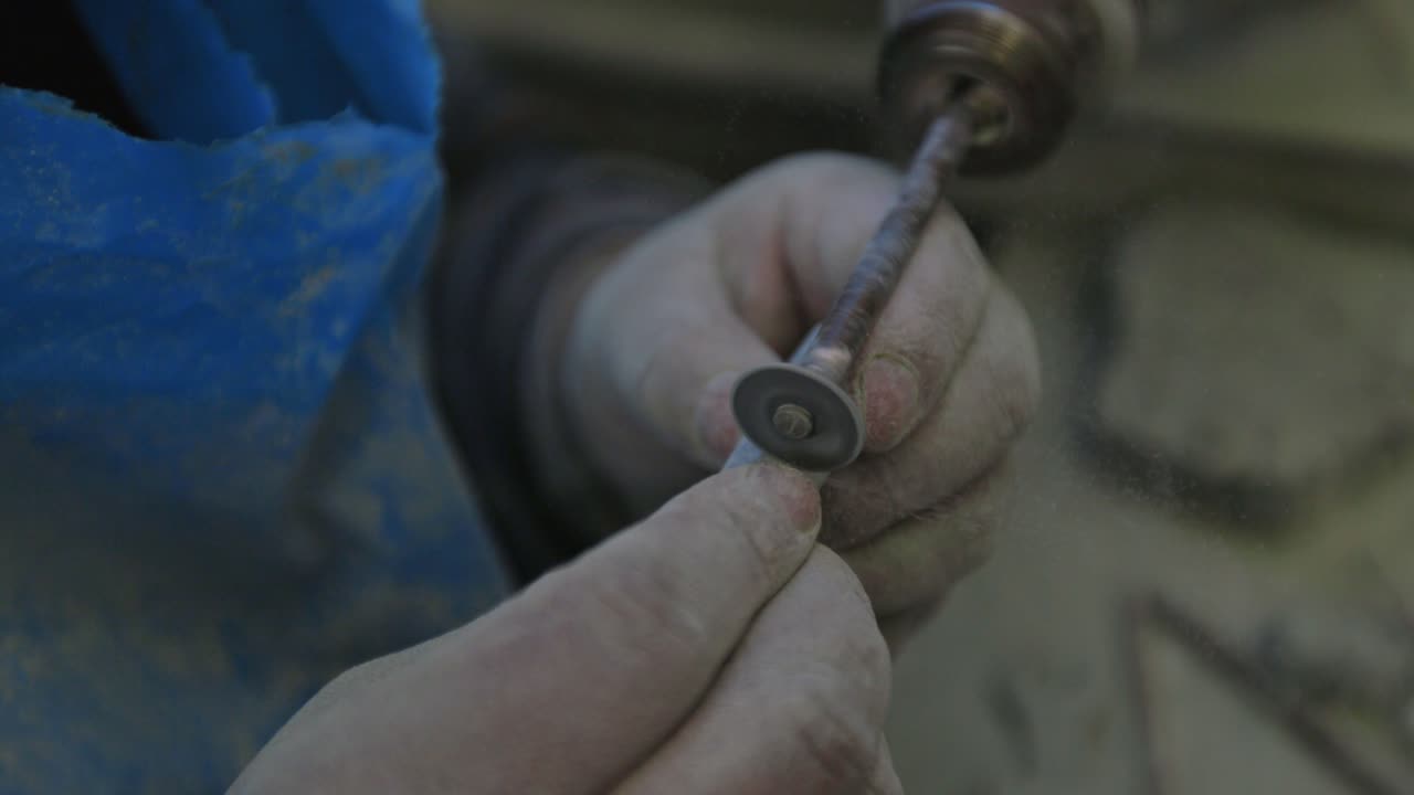 macro de talla de piedra en un taller