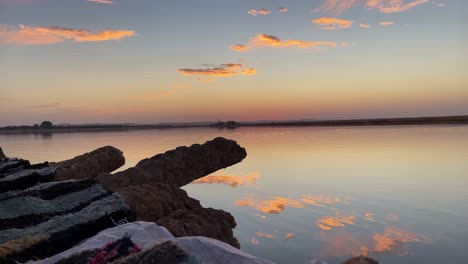 una vista de un río en el día nublado de la noche, tiro amplio, tiro estático