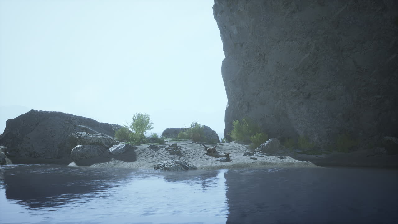 절벽 이 있는 조용 한 바위 해변