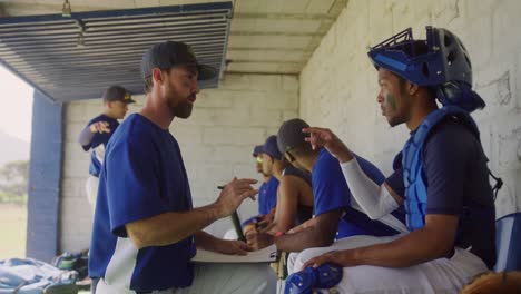 jugadores de béisbol preparando el partido