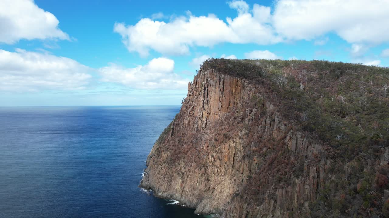 Ottimo punto panoramico su Great Cliff, South Bruny, Tasmania, Australia - Ripresa con drone