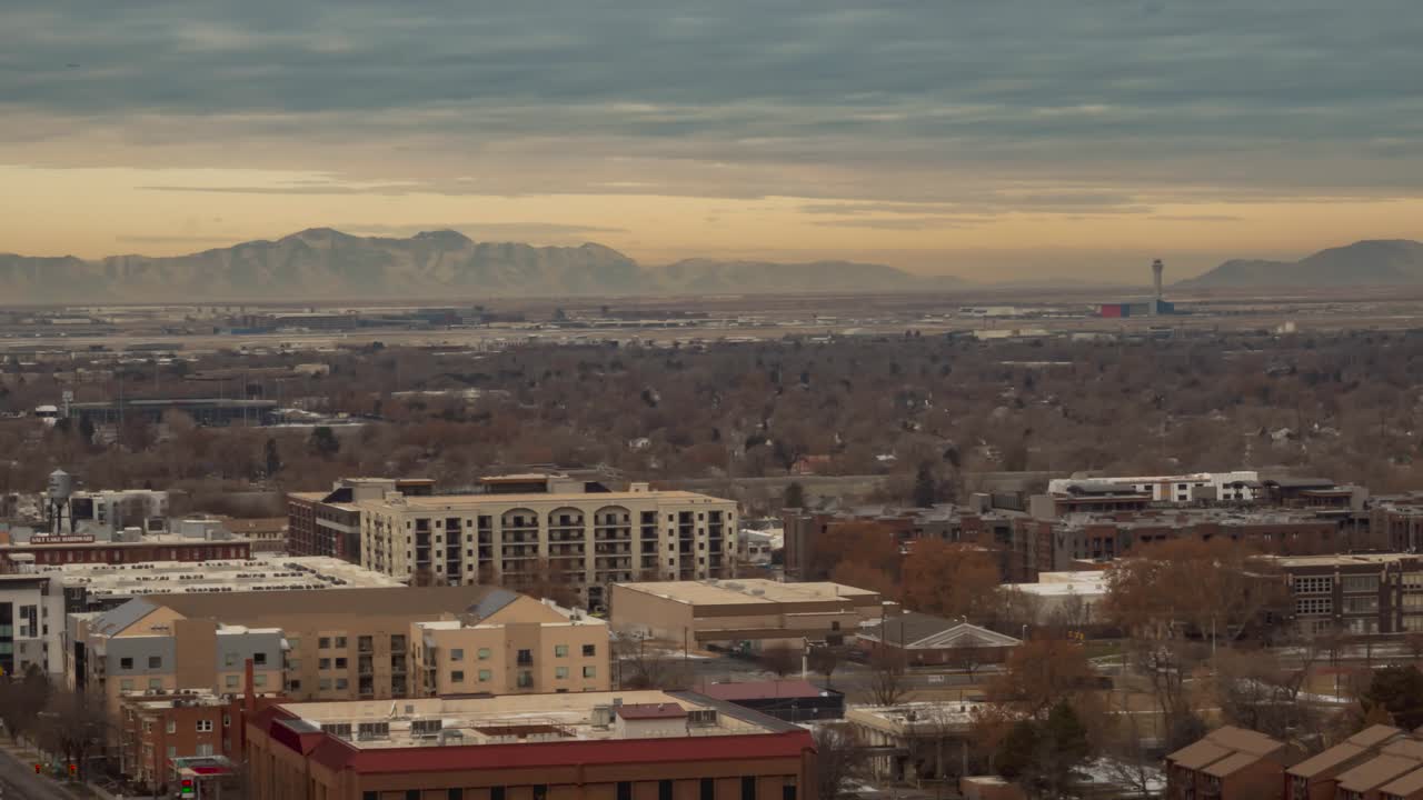 관제탑 주변을 이동하는 비행기, 이착륙 - 먼 시내 솔트레이크 시티에서 공항의 시간 경과