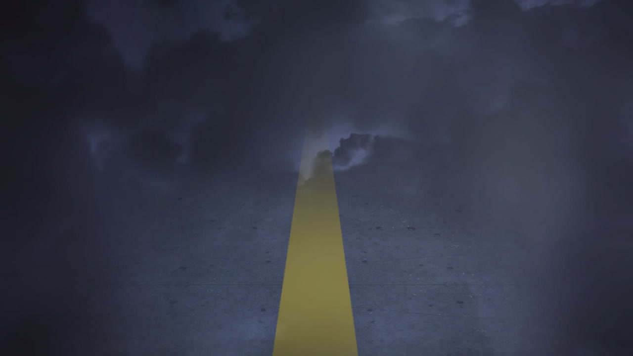 폭풍우의 밤에 도로 여행