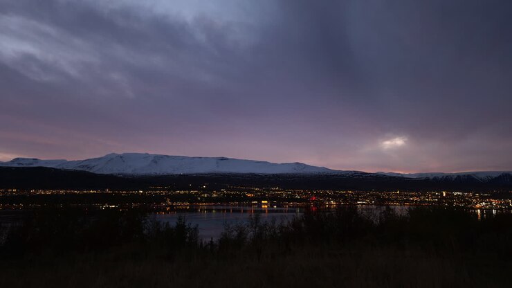 Timelapse serale dell'ora blu di Akureyri, Islanda, sul fiordo Eyjafjörður