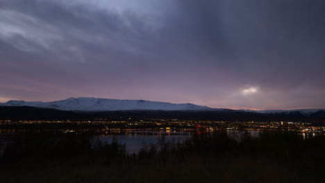 Timelapse-Vespertino-De-La-Hora-Azul-De-Akureyri,-Islandia-En-El-Fiordo-Eyjafjörður