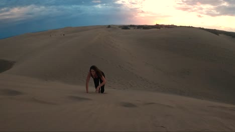 desierto de dunas de arena contra el paisaje marino en maspalomas gran canaria desiertos cerca de la costa