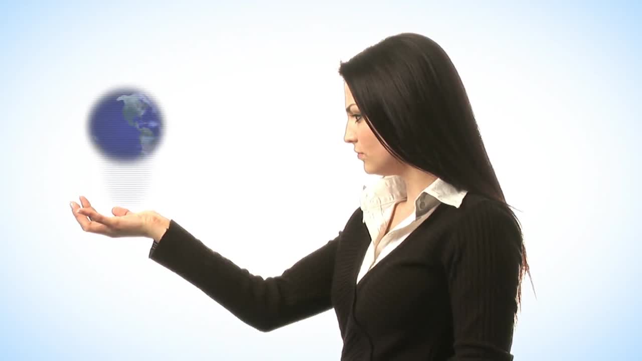 mujer sosteniendo un globo