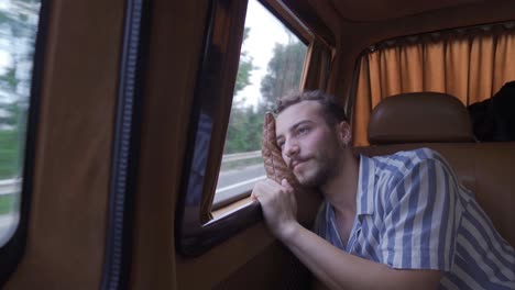 el joven cansado está durmiendo.