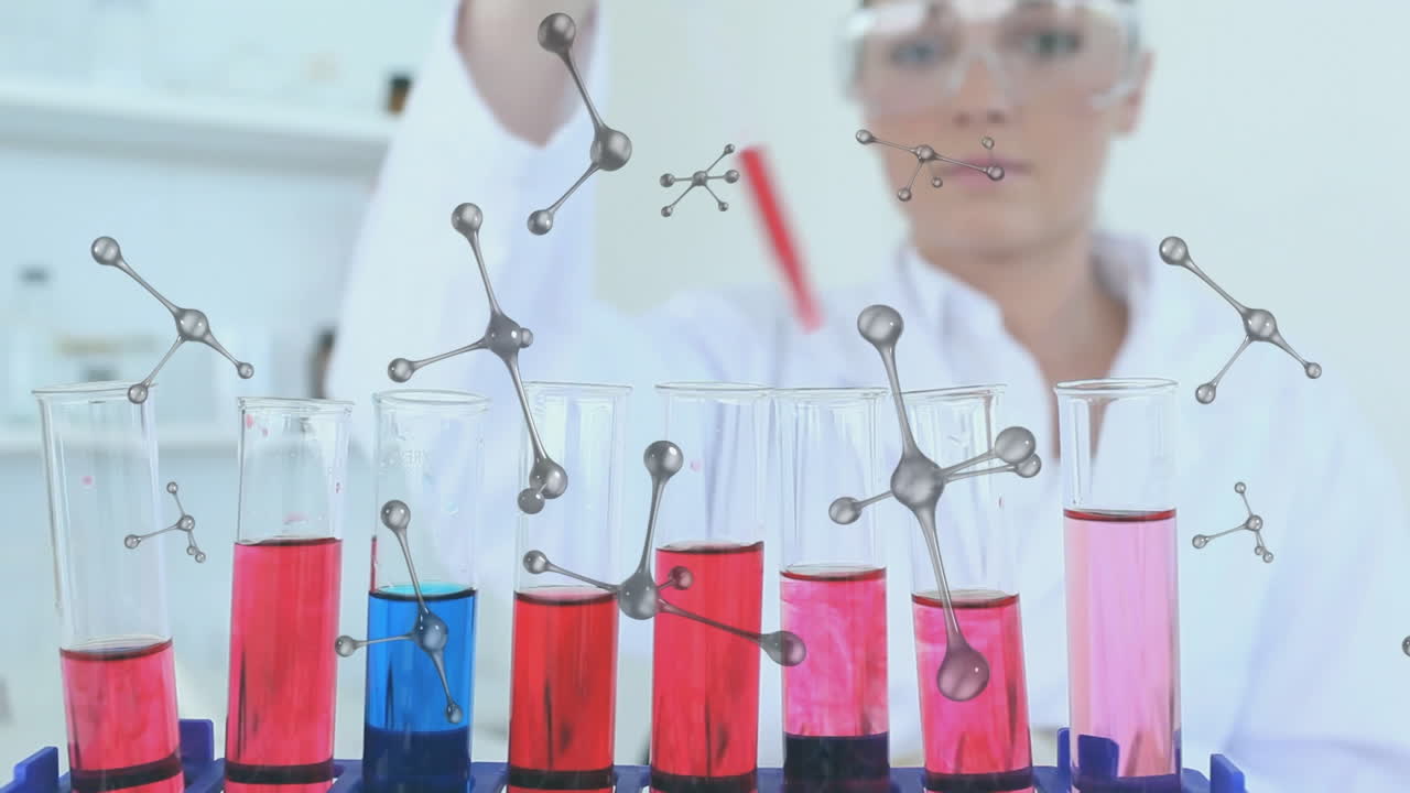 animación de moléculas sobre una científica caucásica con tubos de ensayo de laboratorio
