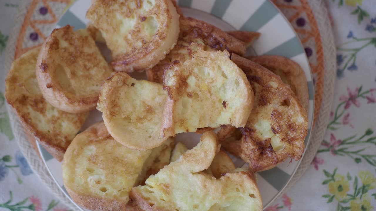Vista dall'alto di French toast appena preparati