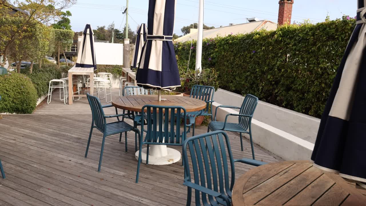 야외 식당 에서 테이블 을 재배열 하는 것