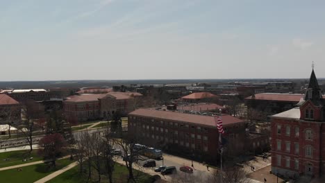 Vista-Aérea-De-Un-Campus-Universitario-Soñoliento