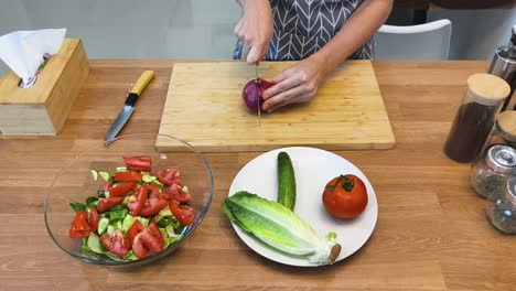 estoy preparando una ensalada.