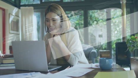 animación del procesamiento de datos financieros sobre una mujer caucásica usando una computadora portátil