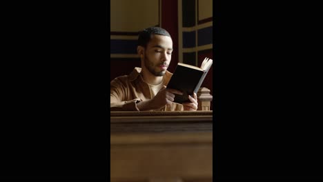 Hombre-Leyendo-El-Libro-Sagrado