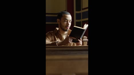 hombre leyendo el libro sagrado