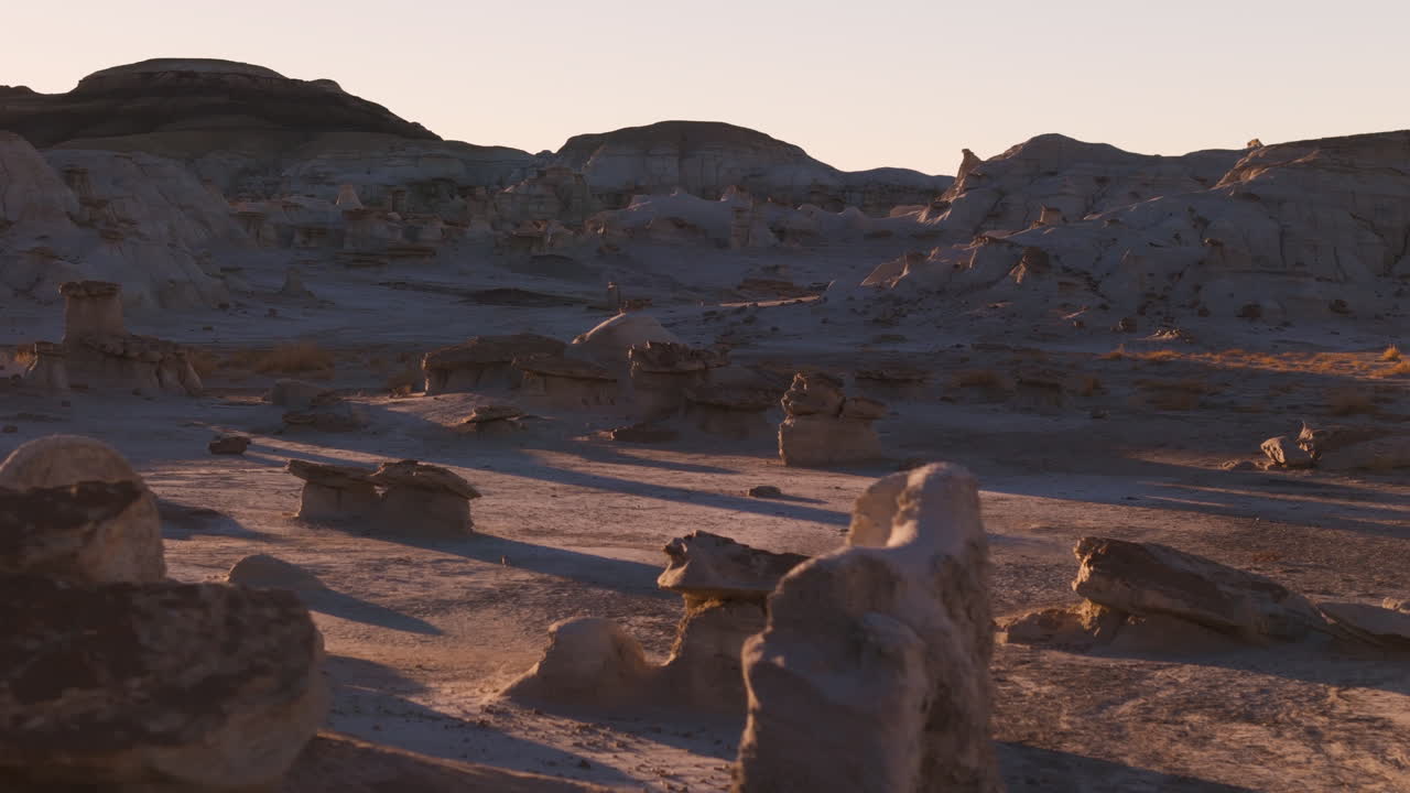 el desierto de bisti de-na-zin - pista de puesta de sol con capas de pequeños hoodoos