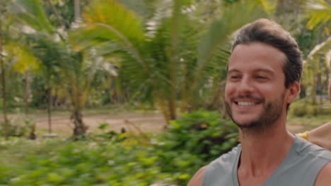 pareja romántica montando un scooter en una isla tropical divirtiéndose montando en motocicleta explorando un hermoso destino de viaje disfrutando de las vacaciones