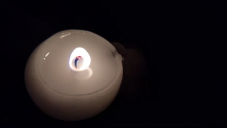 la vela parpadea y luego se apaga en la oscuridad de cerca