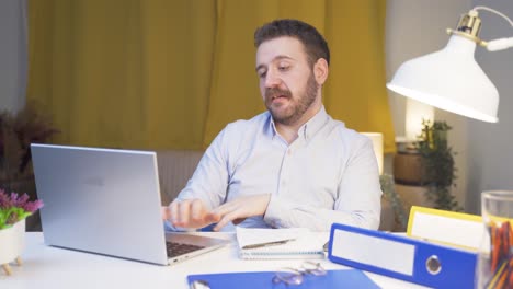trabajador de oficina en casa que piensa que está deprimido.