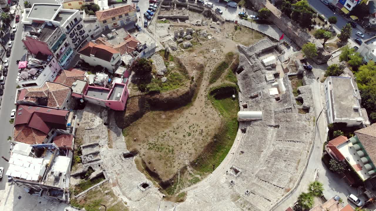 알바니아 의 두레스 시 에 있는 고대 암피테아터 의 폐허 의 위쪽 풍경