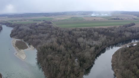 imágenes de drones de río de drones de gran altitud se mueven hacia atrás y miran hacia abajo