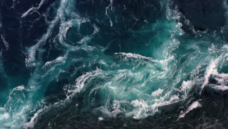 las olas de agua del río y el mar se encuentran durante la marea alta y la marea baja.